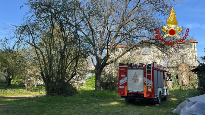 Operai bloccati a 25 metri di altezza, salvati dai Vigili del fuoco