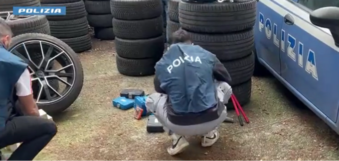 Due minuti e mezzo per rubare gli pneumatici e fuggire: la Polizia di Stato ferma due trentenni