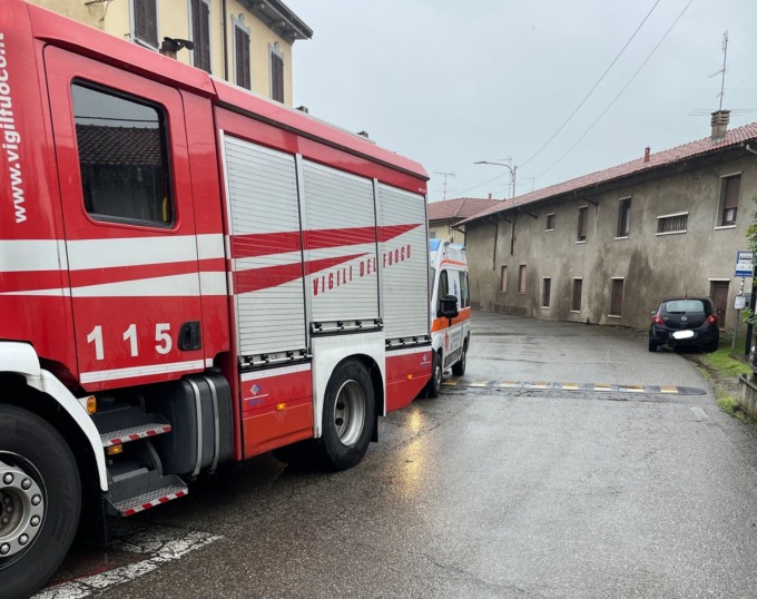 Mano incastrata nello stendibiancheria: donna liberata dai pompieri