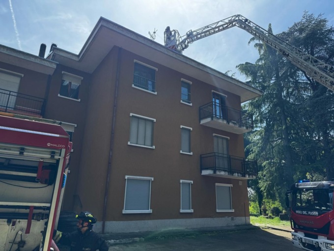 Tetto in fiamme, casa messa al sicuro dai pompieri