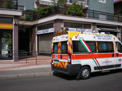 Malore in via Castelli Fiorenza: i medici si calano dall’elisoccorso per salvare un uomo colto da malore
