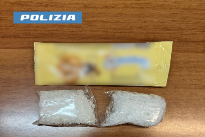 Nascondeva la droga in un pacco di biscotti: arrestato 38enne