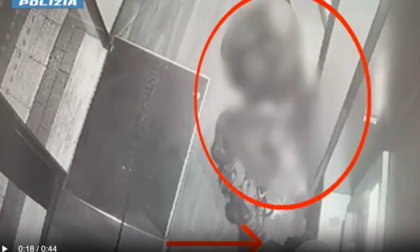 Gli chiedono una sigaretta e poi lo costringono a prelevare 350 euro