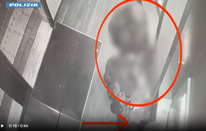 Gli chiedono una sigaretta e poi lo costringono a prelevare 350 euro