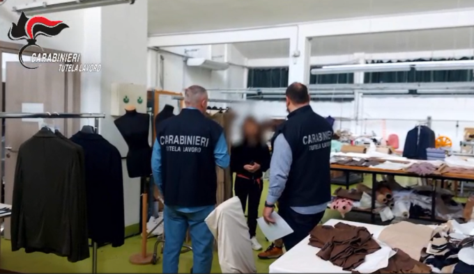 Lavoratori cinesi sfruttati: arrestato un imprenditore per caporalato