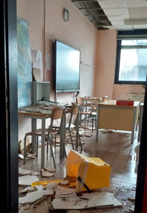 Cede il controsoffitto: disagi all’istituto Torno