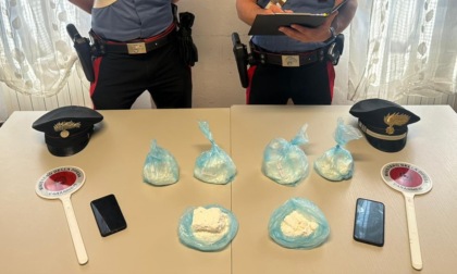 In mezzo alle latte di vernice nascondeva 1,5 chili di cocaina