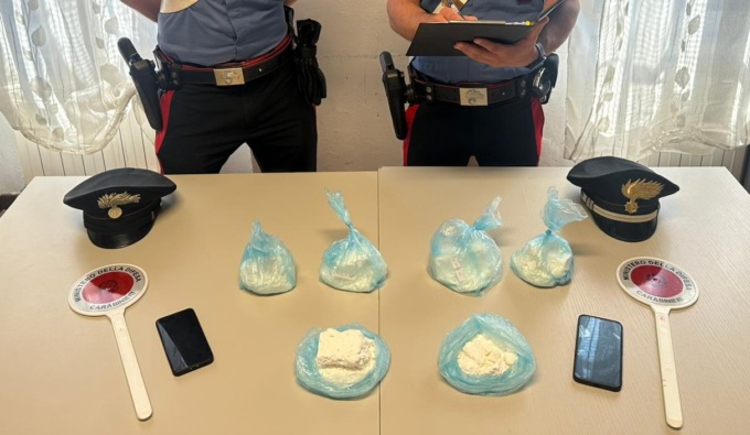 In mezzo alle latte di vernice nascondeva 1,5 chili di cocaina