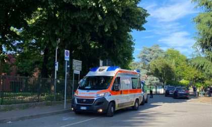 Scappa all'alt della Polizia Locale e semina il panico: si schianta con l'auto davanti alle scuole