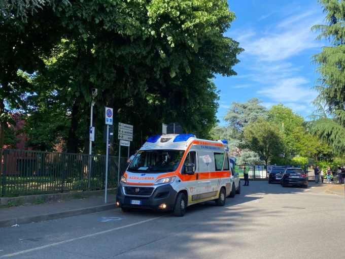 Scappa all’alt della Polizia Locale e semina il panico: si schianta con l’auto davanti alle scuole