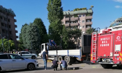 Investito da un camion, muore un 54enne in monopattino