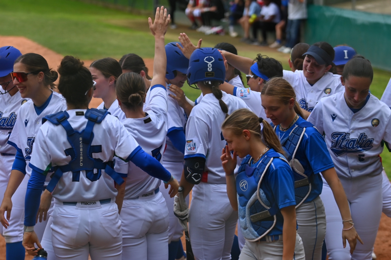 L'Italia Softball Elite festeggia un punto (Corrado Benedetti - FIBS)