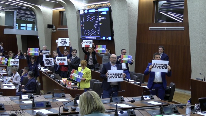 Scontro in Consiglio sul referendum: cartellonata del PD in aula