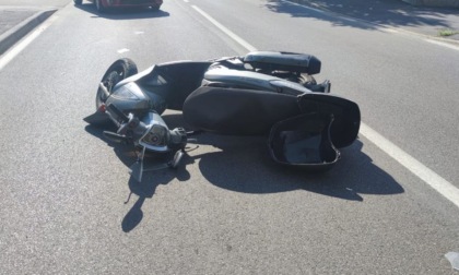 In moto senza patente scappa dagli agenti: multato e denunciato 19enne