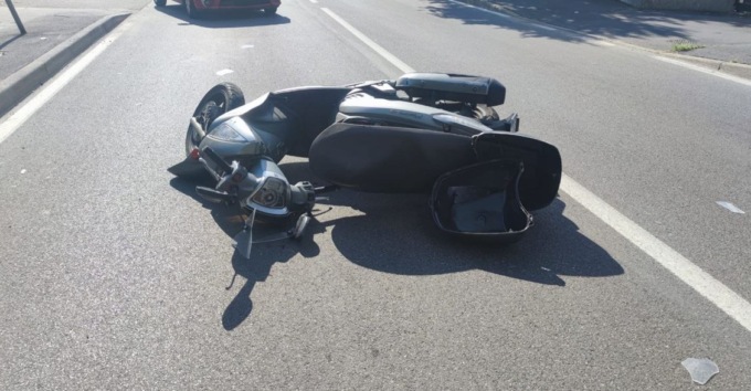 In moto senza patente scappa dagli agenti: multato e denunciato 19enne
