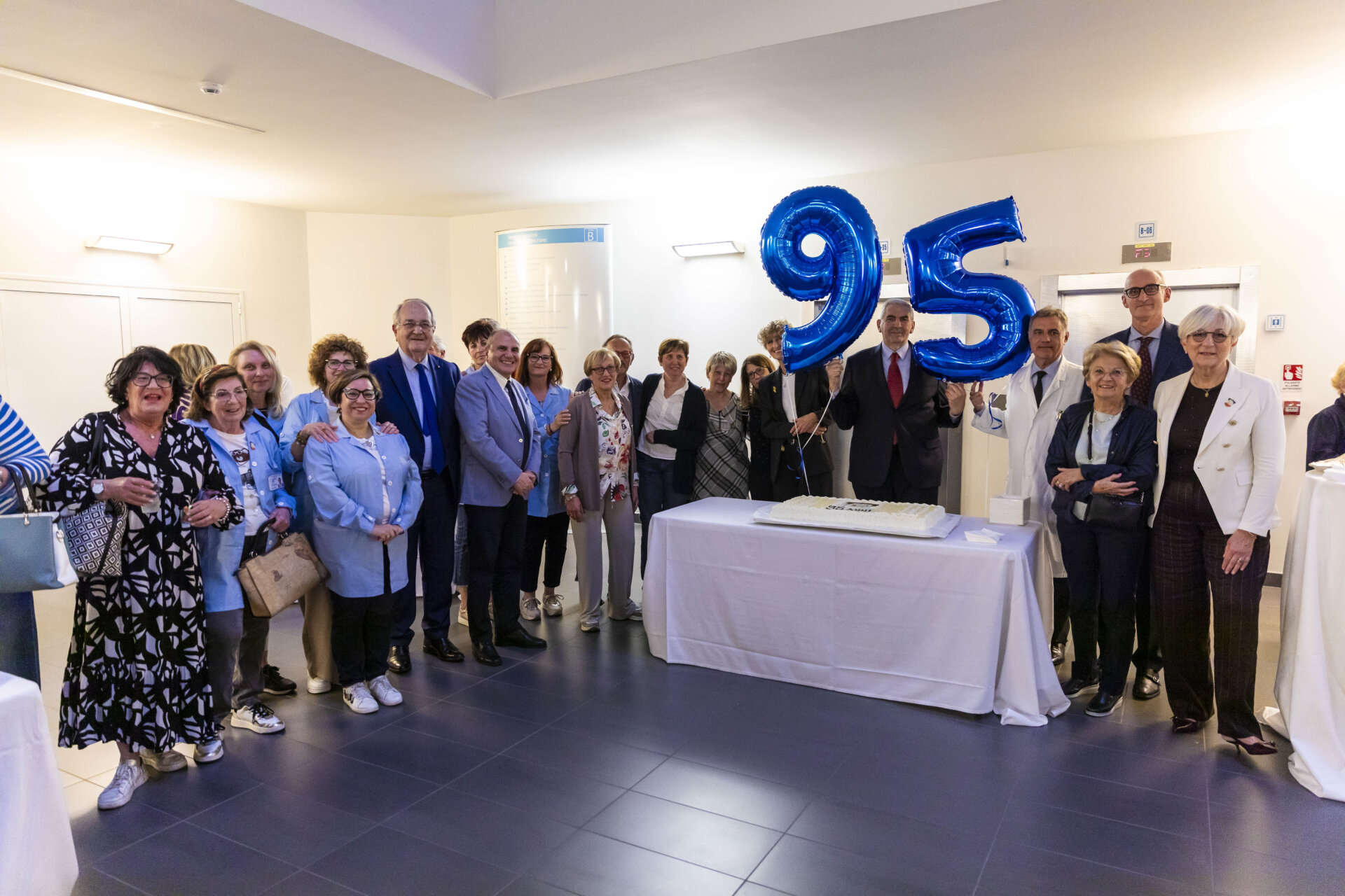 Associazione Collaboratrici volontari dell'ospedale di Legnano Direzione con torta