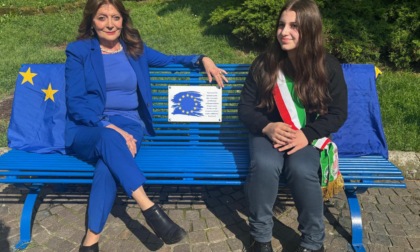 Inaugurata la panchina blu nella "Giornata dell'Europa"