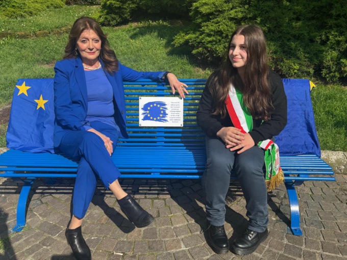 Inaugurata la panchina blu nella “Giornata dell’Europa”