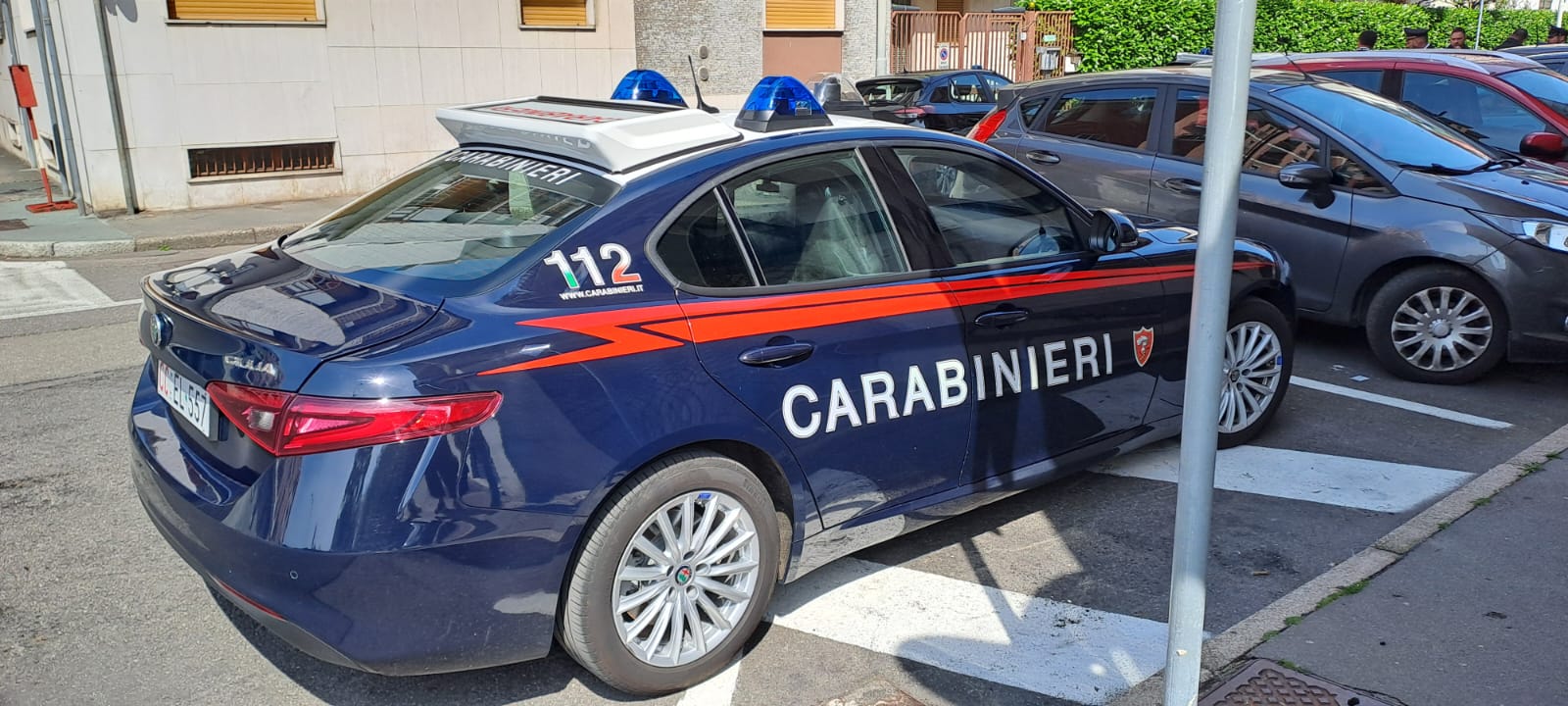 legnano carabinieri in via stelvio per donna uccisa col coltello