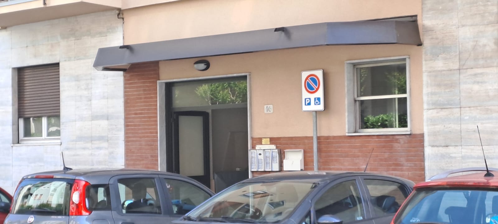 legnano carabinieri in via stelvio per donna uccisa col coltello