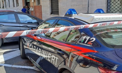 Donna uccisa a coltellate, il marito si consegna ai Carabinieri ma per altri reati