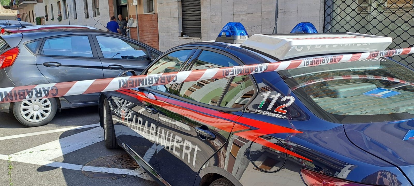 legnano-carabinieri via stelvio donna morta coltello