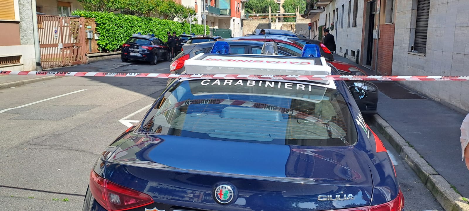 legnano-carabinieri via stelvio donna morta coltello