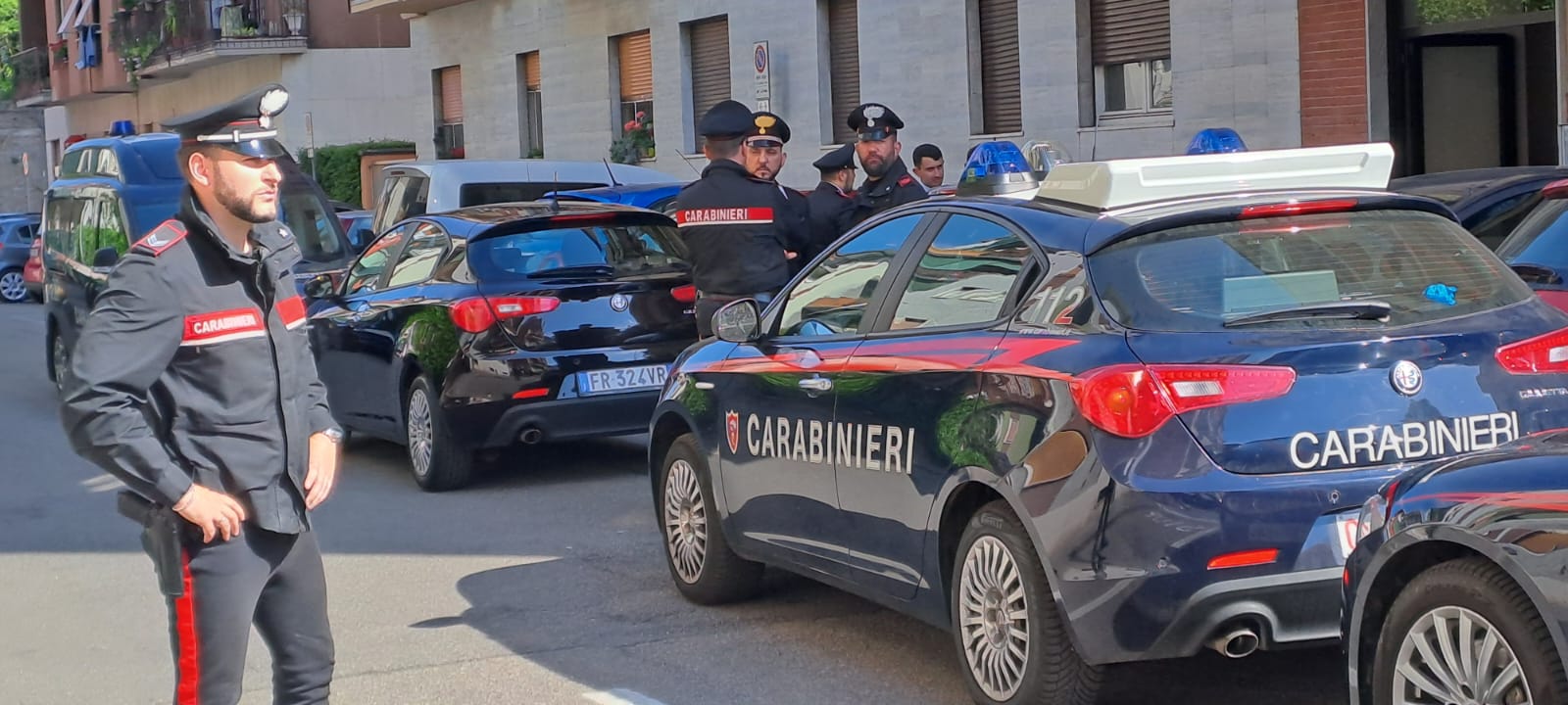 legnano carabinieri in via stelvio per donna uccisa col coltello