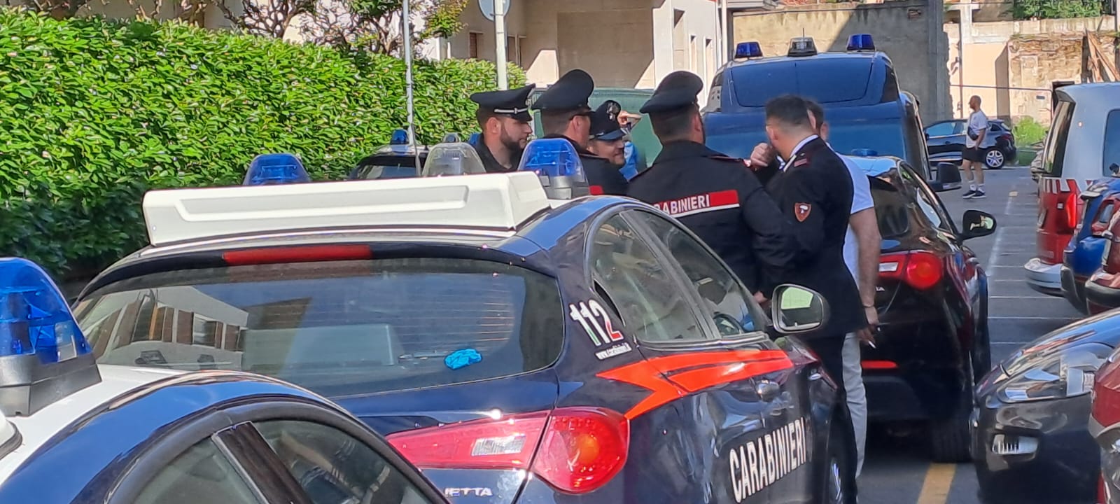 legnano carabinieri in via stelvio per donna uccisa col coltello