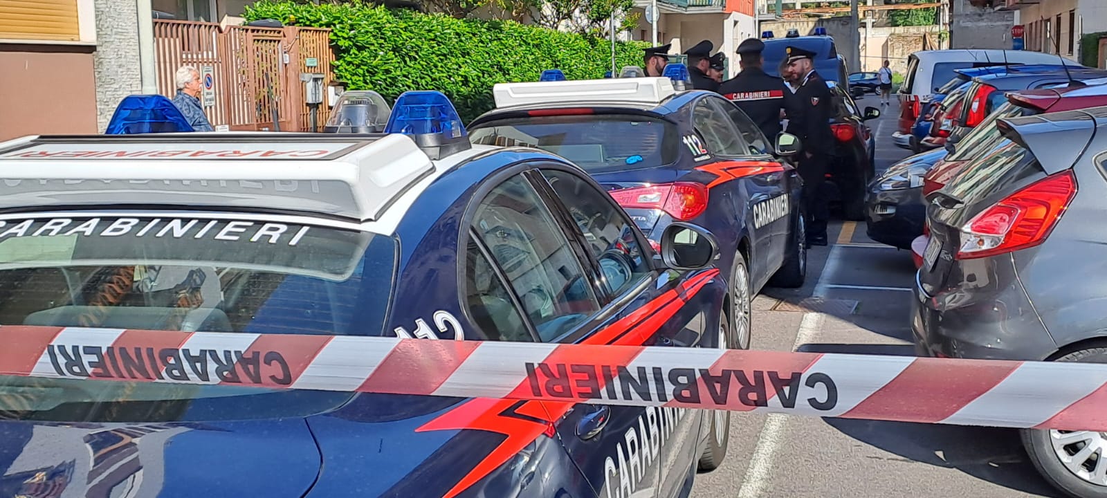 legnano carabinieri in via stelvio per donna uccisa col coltello