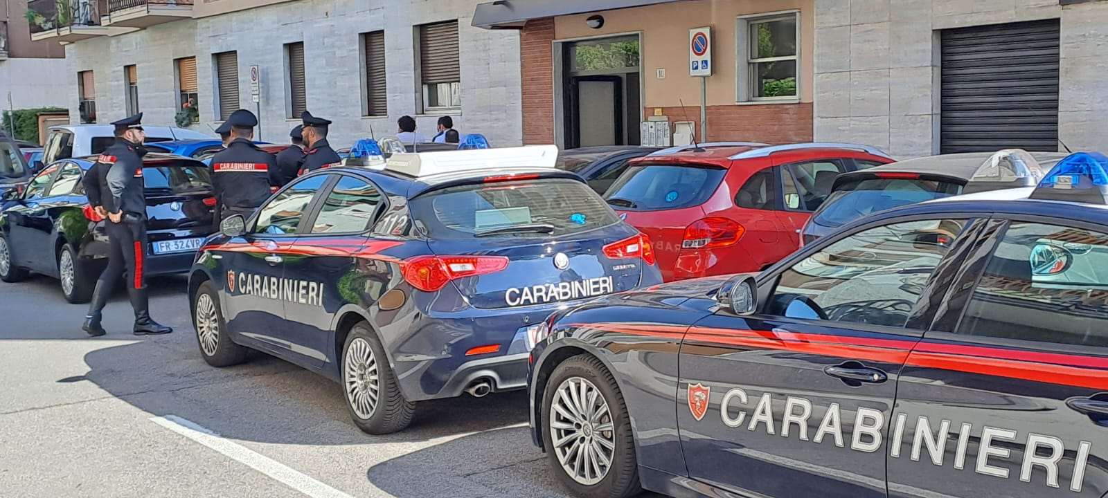 legnano carabinieri in via stelvio per donna uccisa col coltello