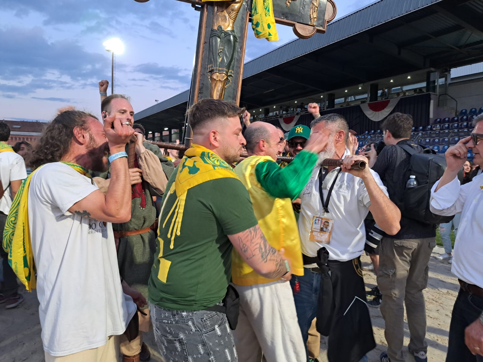 legnano il palio 2025 è gialloverde: vince sant'ambrogio