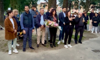 Un mazzo di fiori sulla panchina rossa per ricordare Giulia e Thiago Tramontano