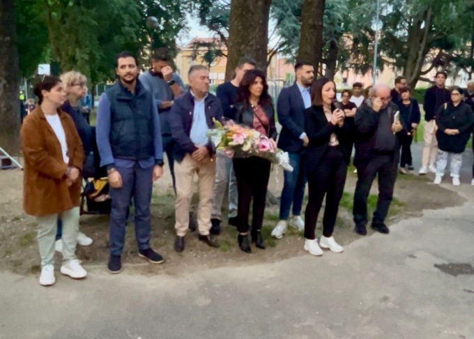 Un mazzo di fiori sulla panchina rossa per ricordare Giulia e Thiago Tramontano