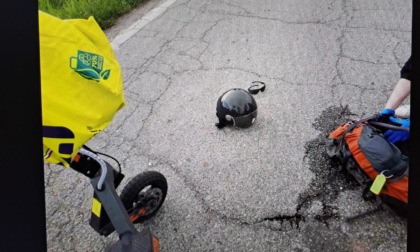 Vola con il monopattino: trasportato in ospedale