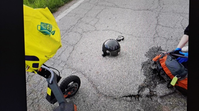 Vola con il monopattino: trasportato in ospedale