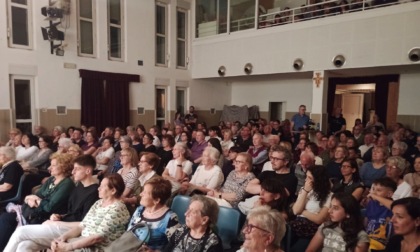Tutto esaurito alla cena e a durante la commedia teatrale sulle vacanze problematiche