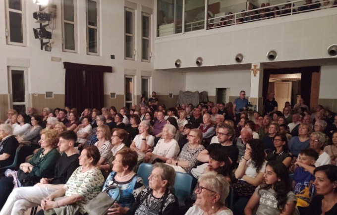 Tutto esaurito alla cena e a durante la commedia teatrale sulle vacanze problematiche