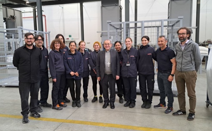 L’Arcivescovo Delpini visita il il Textile Hub di VestiSolidale
