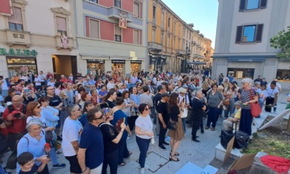 Folla in Piazza San Magno per Vasilica Potincu: "Stop ai femminicidi"