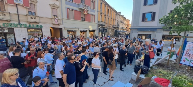Folla in Piazza San Magno per Vasilica Potincu: “Stop ai femminicidi”