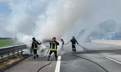 Furgoncino in fiamme sull'A8, arrivano i pompieri