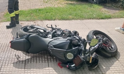 Incidente moto contro auto, la vettura finisce contro una cinta. Gravissimo il centauro