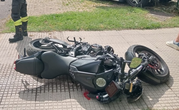 Incidente moto contro auto, la vettura finisce contro una cinta. Gravissimo il centauro