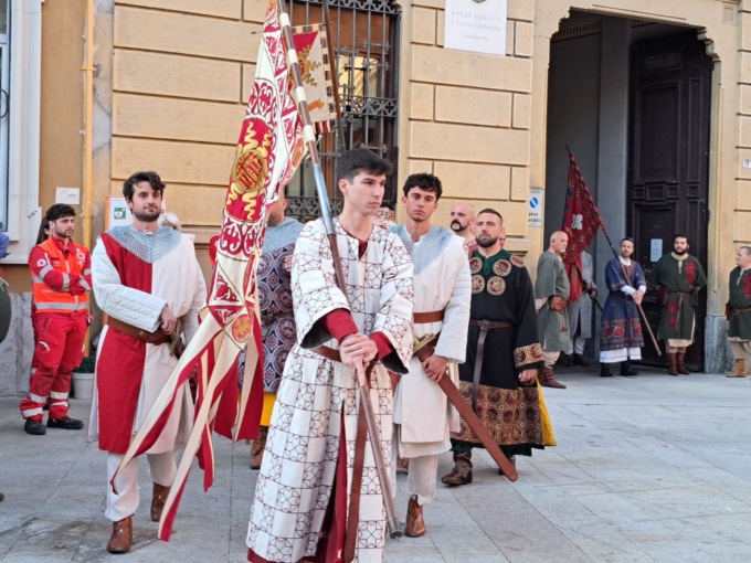 Cresce l'emozione in vista del Palio: folla per l'iscrizione delle contrade