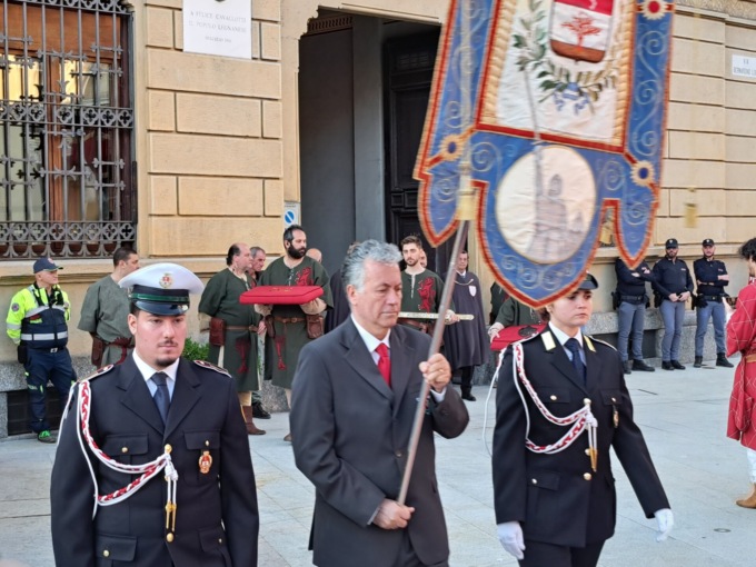 Cresce l'emozione in vista del Palio: folla per l'iscrizione delle contrade