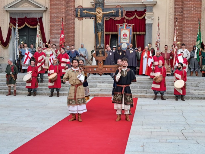 La Croce è tornata in basilica: via al nuovo Palio