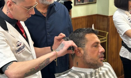 Folla per Fabrizio Corona, il re dei paparazzi in città per farsi barba e capelli