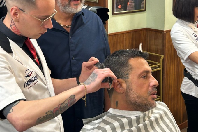 Folla per Fabrizio Corona, il re dei paparazzi in città per farsi barba e capelli