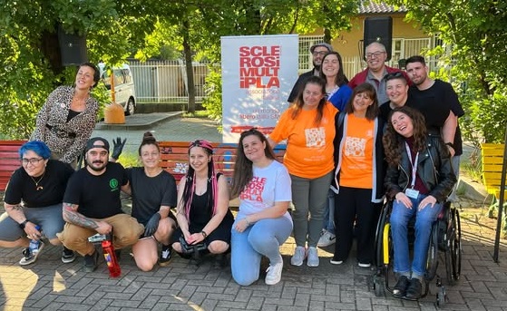 Inaugurata la “Panchina arancio” per sensibilizzare sulla sclerosi multipla